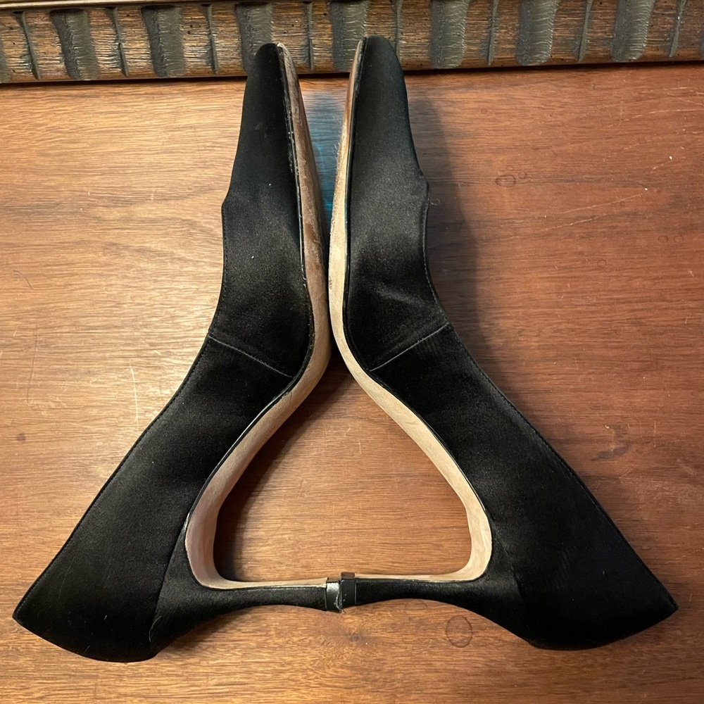 MANOLO BLAHNIK BLACK SATIN SEMI-ROUND TOE HEEL PUMP - Picture 6 of 11